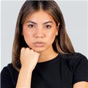 Soy comprometida y comunicativa. Cuento con un año de experiencia en modelaje profesional y enseño moda a todas las edades