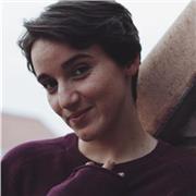 Profesora y coreógrafa de danzas urbanas para clases particulares o grupales, eventos y shows. Especialidad en afro dance