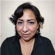 Profesora de historia imparte clases a niños de todas las edades