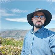 Tutor de español que enseña a niños y jóvenes