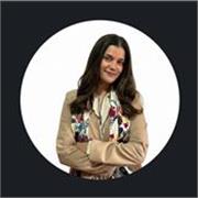 Profesora titulada en Administración y Dirección de Empresas y especializada en Marketing Digital.
