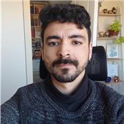 Profesor de matemáticas dicta clase a estudiantes de 6to básico en adelante