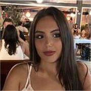 Diplomata al liceo classico e laureata in Giurisprudenza