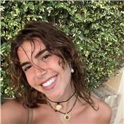 Me defino como una persona responsable y constante. Por mi formación como psicóloga diría que puedo personalizar la ayuda ofrecida