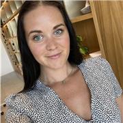 Native British English teacher, specialising in business, conversation and pronunciation classes tailored to your interests.