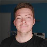 Professeur donnant des cours sur de nombreuses notions en mathématiques