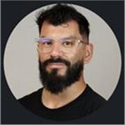 Profesor titulado con al menos 7 años de experiencia en distintos contextos educacionales, tanto en persona como online