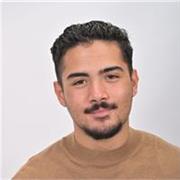 Englischlehrer mit Kompetenzen in anderen Fremdsprachen, der seit Kindesbein an Englisch spricht