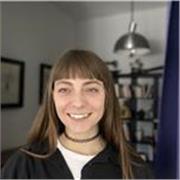 Profesor de teatro apto para niños y adultos. Cuento con experiencia en docencia en ambas edades. 