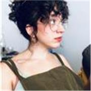 Profesora especializada en clases de escritura y copywriting