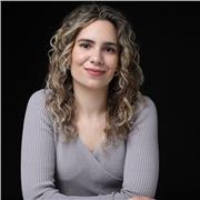 Profesora de teatro. Actuando en obras teatrales desde los 8 años.