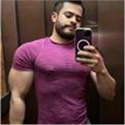 Entrenador disciplinado y motivador, enfocado en fuerza y hábitos saludables para principiantes y mejora progresiva 