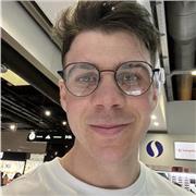 Chico graduado en ciencias del deporte con experiencia en entrenamiento de fútbol