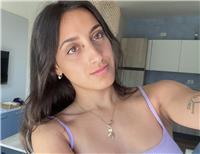 Studentessa di lingue impartisce lezioni di inglese ad alunni fino alla quinta superiore