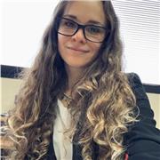 Neolaureata in giurisprudenza, con diploma di maturità scientifica, impartisce lezioni sia in ambito giuridico che scientifico