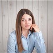 Me defino como una persona cercana, paciente y muy comunicativa, con vocación por enseñar y ayudar a que cada alumno gane confianz