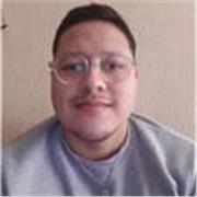 Profesor de matemáticas imparte clases para niños de nivel primaria