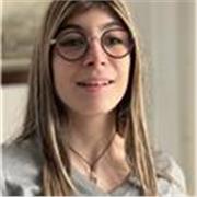 Studentessa universitaria offre aiuto compiti bambini scuola elementare