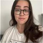 estudiante de bachiller imparte clases a niños de historia o de otras asignaturas si es necesario
