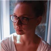 Laureata all'Università di Nizza in Lingue straniere applicate agli affari e al commercio offre lezioni di inglese, francese e spagnolo a ragazze e ragazzi