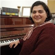 Insegnante di pianoforte,diplomata al conservatorio di La Spezia  Giacomo Puccini ,impartisce lezioni private anche a domicilio