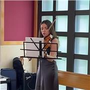 Profesora de música, incluyendo todos los ámbitos. También de historia