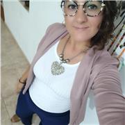 Profesora de lengua y literatura enseña alfabetización, reglas ortográficas, conceptos lingüísticos esenciales, lectura, escritura, comprensión, adquisición de habilidades comunicativas que les permitan ser hablantes y lectores competentes