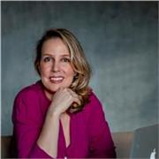 Amo ensinar desde criança, seja quem for, crianças ou adultos. Tenho um método de estudos que com vontade todos aprendemos. Sou formada em História, Geografia e Pedagogia, com especializações em História, Cultura e Sociedade e em Neurociências na Educação