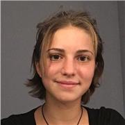 per metà inglese, frequentante un corso in lingua e con certificazione C1