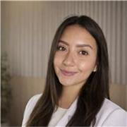 Profesora de lengua imparte clases a niños de todas las edades