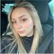 Profesora de inglés imparte clases a niños