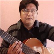 Maestro de música con especialedad en guitarra y bajo