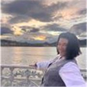 Graduada en periodismo, con un C1 de inglés y un año de estudios en Dublín imparte clases de inglés para niños y adolescentes. 