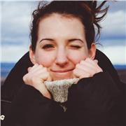 Tutorin, die Englisch, Französisch oder Ungarisch bzw. Deutsch für Nicht-Muttersprachler unterrichtet