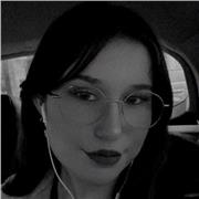 étudiante en droit, titulaire d'un baccalauréat