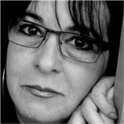 Profesora de Historia del Arte, Especialista en Artes Visuales, escritora y crítica de arte con amplia experiencia en la docencia