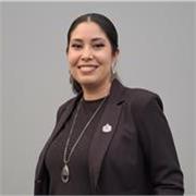 Maestra con habilidades de informática, ofimática y habilidades digitales