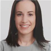 Profesora que imparte clases a niños y niñas de Infantil y Primaria