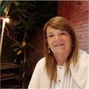 Profesora imparte clases a alumnos de todos los niveles educativos