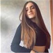 Ragazza con certificazione in lingua inglese per lezioni di potenziamento