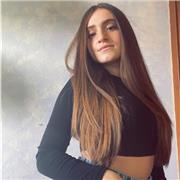 Ragazza con certificazione in lingua inglese per lezioni di potenziamento