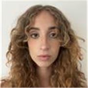 Profesora de pintura con más de tres años de experiencia trabajando con niños .