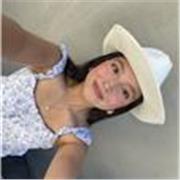 Hola soy Valerie y me encargaré de enseñarte inglés de la manera más divertida posible con clases presenciales u online