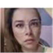 Docente primario imparte clases a niños en educación primaria