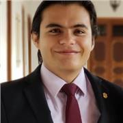 Profesor de argumentación que dicta clase a estudiantes de secundaria y estudiantes universitarios