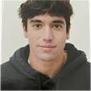 Estudiante de magisterio imparte clases de refuerzo de asignaturas para alumnos y alumnas de primaria y la ESO