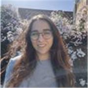 Graduada en Turismo y estudiante del Máster de Profesorado imparte clases online de Economía