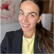 Laureanda in economia, Diplomata in lingue inglese, francese e spagnolo