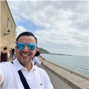 Licenciado en Derecho y Licenciado en Filosofía con experiencia en Docencia. 
Escritor de libros de Desarrollo Humano y filosofía.