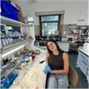 Profesor de Biología. Graduada en Bioquímica y actualmente cursando el máster de Inmunología Tumoral e Inmunoterapia del Cáncer